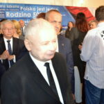 Wizyta Jarosława Kaczyńskiego w Skarżysku-Kamiennej. Na pierwszym planie: Jarosław Kaczyński, z tyłu, drugi z lewej: Krzysztof Lipiec - poseł PiS / Łukasz Korus / Powiatowa24