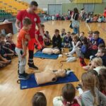 Dzieci ćwiczyły udzielanie pierwszej pomocy przedmedycznej / Iwona Murawska / Radio Kielce