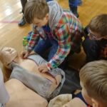 Dzieci ćwiczyły udzielanie pierwszej pomocy przedmedycznej / Iwona Murawska / Radio Kielce