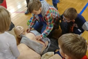 Dzieci ćwiczyły udzielanie pierwszej pomocy przedmedycznej / Iwona Murawska / Radio Kielce