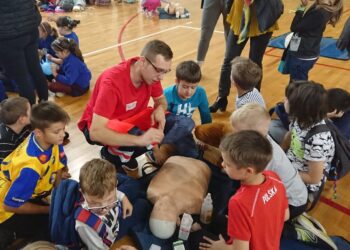 Dzieci ćwiczyły udzielanie pierwszej pomocy przedmedycznej / Iwona Murawska / Radio Kielce