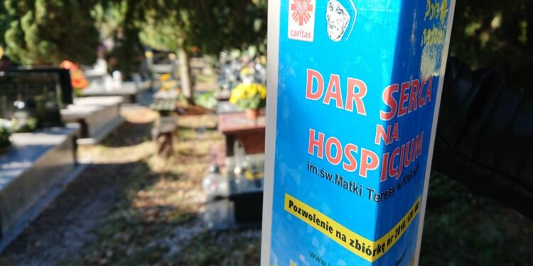 Wolontariusze kieleckiej Caritas rozpoczynają kwestę - Radio Kielce Kwesta na rzecz hospicjum, organizowana przez Caritas Diecezji Kieleckiej / Krzysztof Bujnowicz / Radio Kielce