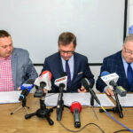 Podpisanie umowy na zakup samochodu do czyszczenia kanalizacji. Od lewej: Piotr Tymborowski - prezes firmy Pojazdy Komunalne Tymborowcy, Henryk Milcarz - prezes Wodociągów Kieleckich, Władysław Jacewicz - prokurent Wodociągów Kieleckich / Wodociągi Kielce