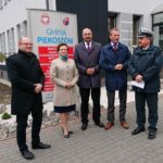 Urząd Gminy w Piekoszowie. Na zdjęciu (od lewej): Jacek Sułek - dyrektor wydziału infrastruktury i rozwoju w Świętokrzyskim Urzędzie Wojewódzkim, wojewoda świętokrzyski Agata Wojtyszek, minister Alvin Gajadhur - Główny Inspektor Transportu Drogowego, Zbigniew Piątek - wójt Piekoszowa i Waldemar Wiedeński - Wojewódzki Inspektor Transportu Drogowego w Kielcach. / Monika Miller / Radio Kielce