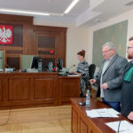 Dariusz Gacek, jeden z autorów facebookowego profilu „Scyzoryk się otwiera - satyryczna strona Kielc” (na zdjęciu drugi od prawej) przegrał w sądzie z ubiegającym się o reelekcję prezydentem Kielc Wojciechem Lubawskim / Monika Miller / Radio Kielce