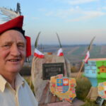 Janusz Król na tle pomnika upamiętniającego słynne odkrycie archeologiczne i wykonanej przez siebie wazy / Paweł Kamiński