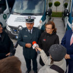 Około 700 tysięcy złotych z budżetu państwa trafi do Wojewódzkiego Inspektoratu Transportu Drogowego w Kielcach, który kupi dwa busy. Na zdjęciu: Jacek Sułek - dyrektor Wydział Infrastruktury i Rozwoju Świętokrzyskiego Urzędu Wojewódzkiego, Waldemar Wiedeński - Wojewódzki Inspektor Transportu Drogowego, Agata Wojtyszek - wojewoda świętokrzyski, Krzysztof Słoń - senator Prawa i Sprawiedliwości / Marcin Różyc / Radio Kielce