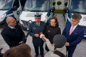 Około 700 tysięcy złotych z budżetu państwa trafi do Wojewódzkiego Inspektoratu Transportu Drogowego w Kielcach, który kupi dwa busy. Na zdjęciu: Jacek Sułek - dyrektor Wydział Infrastruktury i Rozwoju Świętokrzyskiego Urzędu Wojewódzkiego, Waldemar Wiedeński - Wojewódzki Inspektor Transportu Drogowego, Agata Wojtyszek - wojewoda świętokrzyski, Krzysztof Słoń - senator Prawa i Sprawiedliwości / Marcin Różyc / Radio Kielce