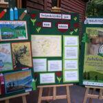 Nowa Słupia. Szkolne Schronisko Młodzieżowe „Pod pielgrzymem”. Prace na konkurs plastyczny, związane z 80-leciem istnienia obiektu / Kamil Król / Radio Kielce