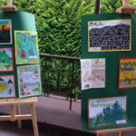 Nowa Słupia. Szkolne Schronisko Młodzieżowe „Pod pielgrzymem”. Prace na konkurs plastyczny, związane z 80-leciem istnienia obiektu / Kamil Król / Radio Kielce