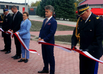 Chmielnik. Otwarcie strażnicy Jednostki Ratowniczo-Gaśniczej nr 4. Na zdjęciu (od lewej): Sławomir Karwat - Komendant Miejski Państwowej Straży Pożarnej w Kielcach, Paweł Wójcik - burmistrz Chmielnika, Agata Wojtyszek - wojewoda świętokrzyski, Krzysztof Słoń - senator PiS, Adam Czajka - Świętokrzyski Komendant Wojewódzki Państwowej Straży Pożarnej / Marcin Różyc / Radio Kielce