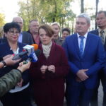 Busko-Zdrój. Konferencja prasowa z udziałem minister przedsiębiorczości i technologii Jadwigi Emilewicz. Na zdjęciu (w pierwszym rzędzie, od lewej): poseł Michał Cieślak, Elżbieta Śliwa, kandydatka na burmistrza Buska-Zdroju, minister Jadwiga Emilewicz, Maciej Gawin, radny rady miejskiej w Busku-Zdroju, kandydat do sejmiku województwa, Kamil Oliwkiewicz, prezes Stowarzyszenia „Nasz region Ponidzie”, kandydat do rady miejskiej w Busku-Zdroju / Marta Gajda