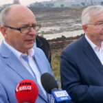 Konferencja PiS. Od lewej: Krzysztof Obratański - burmistrz Końskich i Krzysztof Lipiec - poseł PiS / Mateusz Kaczmarczyk / Radio Kielce