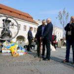 Zbiórka żywności dla zwierząt ze schroniska w Dyminach. Na zdjęciu: Tadeusz Kozior - radny PiS, Witold Borowiec - radny Porozumienia Samorządowego, Jan Jagielski - prezes Radia FaMa, Wojciech Lubawski - prezydent Kielc / Wiktor Dziarmaga / Radio Kielce