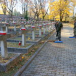 Żołnierze 10. Świętokrzyskiej Brygady Obrony Terytorialnej porządkowali mogiły poległych na Cmentarzu Starym w Kielcach / Marcin Różyc / Radio Kielce