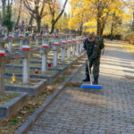 Żołnierze 10. Świętokrzyskiej Brygady Obrony Terytorialnej porządkowali mogiły poległych na Cmentarzu Starym w Kielcach / Marcin Różyc / Radio Kielce