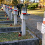 Żołnierze 10. Świętokrzyskiej Brygady Obrony Terytorialnej porządkowali mogiły poległych na Cmentarzu Starym w Kielcach / Marcin Różyc / Radio Kielce