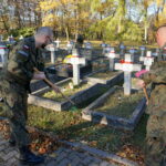 Żołnierze 10. Świętokrzyskiej Brygady Obrony Terytorialnej porządkowali mogiły poległych na Cmentarzu Starym w Kielcach / Marcin Różyc / Radio Kielce