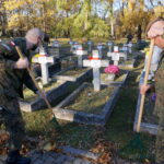 Żołnierze 10. Świętokrzyskiej Brygady Obrony Terytorialnej porządkowali mogiły poległych na Cmentarzu Starym w Kielcach / Marcin Różyc / Radio Kielce