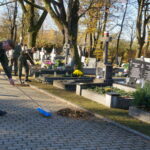 Żołnierze 10. Świętokrzyskiej Brygady Obrony Terytorialnej porządkowali mogiły poległych na Cmentarzu Starym w Kielcach / Marcin Różyc / Radio Kielce