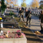 Żołnierze 10. Świętokrzyskiej Brygady Obrony Terytorialnej porządkowali mogiły poległych na Cmentarzu Starym w Kielcach / Marcin Różyc / Radio Kielce