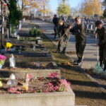 Żołnierze 10. Świętokrzyskiej Brygady Obrony Terytorialnej porządkowali mogiły poległych na Cmentarzu Starym w Kielcach / Marcin Różyc / Radio Kielce