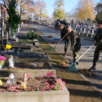 Żołnierze 10. Świętokrzyskiej Brygady Obrony Terytorialnej porządkowali mogiły poległych na Cmentarzu Starym w Kielcach / Marcin Różyc / Radio Kielce