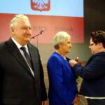 Złote gody. Na zdjęciu: Mirosława i Bogusław Molenda odbierają medale za długoletnie pożycie małżeńskie / Ewa Pociejowska - Gawęda / Radio Kielce