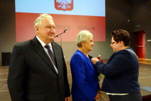 Złote gody. Na zdjęciu: Mirosława i Bogusław Molenda odbierają medale za długoletnie pożycie małżeńskie / Ewa Pociejowska - Gawęda / Radio Kielce