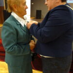 Złote gody. Marianna Pedzikowska odbiera medal za długoletnie pożycie małżeńskie od Moniki Bolewskiej - wójta gminy Nagłowice / Ewa Pociejowska - Gawęda / Radio Kielce