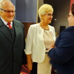 Złote gody. Na zdjęciu: Wanda i Krzysztof Czerwik odbierają medale za długoletnie pożycie małżeńskie / Ewa Pociejowska - Gawęda / Radio Kielce