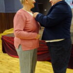 Złote gody. Na zdjęciu: Wanda Matera odbiera medal za długoletnie pożycie małżeńskie od wójta gminy Nagłowice Moniki Bolewskiej / Ewa Pociejowska - Gawęda / Radio Kielce