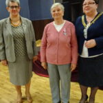 Złote gody. Na zdjęciu (od lewej): Urszula Wojtasik - Kaczmarek - przewodnicząca rady gminy, Wanda Matera i Monika Bolewska - wójt gminy Nagłowice / Ewa Pociejowska - Gawęda / Radio Kielce