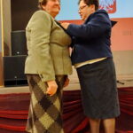 Złote gody. Genowefa Łata odbiera medal za długoletnie pożycie małżeńskie. Po prawej: Monika Bolewska - wójt gminy Nagłowice / Ewa Pociejowska - Gawęda / Radio Kielce