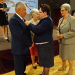 Złote gody. Teresa i Karol Wrońscy  odbierają medale za długoletnie pożycie małżeńskie / Ewa Pociejowska - Gawęda / Radio Kielce