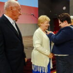 Złote gody. Zofia i Tadeusz Latos odbierają medale za długoletnie pożycie małżeńskie / Ewa Pociejowska - Gawęda / Radio Kielce