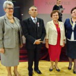Złote gody. Na zdjęciu (od lewej): Urszula Wojtasik - Kaczmarek - przewodnicząca rady gminy, Gustaw i Teresa Skrzypiec oraz Monika Bolewska - wójt gminy Nagłowice / Ewa Pociejowska - Gawęda / Radio Kielce
