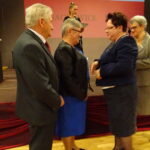 Złote gody. Halina i Edward Nawrot odbierają medale za długoletnie pożycie małżeńskie / Ewa Pociejowska - Gawęda / Radio Kielce