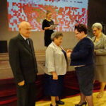 Złote gody. Wiesława i Marian Fiutek odbierają medale za długoletnie pożycie małżeńskie / Ewa Pociejowska - Gawęda / Radio Kielce