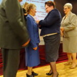 Złote gody. Marianna i Marian Florczyk odbierają medale za długoletnie pożycie małżeńskie / Ewa Pociejowska - Gawęda / Radio Kielce