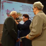 Złote gody. Marianna i Marian Florczyk odbierają medale za długoletnie pożycie małżeńskie / Ewa Pociejowska - Gawęda / Radio Kielce