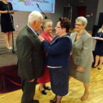 Złote gody. Janina i Aleksy Sufin odbierają medale za długoletnie pożycie małżeńskie / Ewa Pociejowska - Gawęda / Radio Kielce