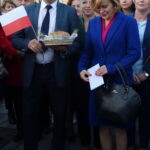 Wizyta wicepremier Beaty Szydło w Małogoszczu. Z lewej: Michał Molenda, kandydat na burmistrza Małogoszcza oraz Anna Krupka - poseł PiS / Ewa Pociejowska-Gawęda / Radio Kielce