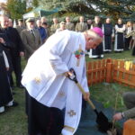 Sadzenie Dębów Pamięci w Jędrzejowie / Ewa Pociejowska-Gawęda / Radio Kielce