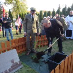 Sadzenie Dębów Pamięci w Jędrzejowie / Ewa Pociejowska-Gawęda / Radio Kielce