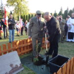 Sadzenie Dębów Pamięci w Jędrzejowie / Ewa Pociejowska-Gawęda / Radio Kielce