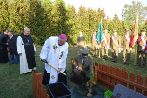 Sadzenie Dębów Pamięci w Jędrzejowie / Ewa Pociejowska-Gawęda / Radio Kielce