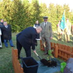 Sadzenie Dębów Pamięci w Jędrzejowie / Ewa Pociejowska-Gawęda / Radio Kielce