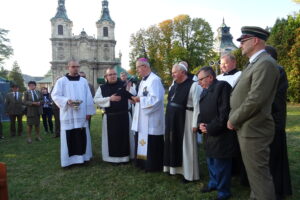 Sadzenie Dębów Pamięci w Jędrzejowie / Ewa Pociejowska-Gawęda / Radio Kielce