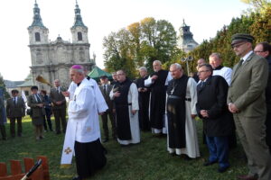 Sadzenie Dębów Pamięci w Jędrzejowie / Ewa Pociejowska-Gawęda / Radio Kielce